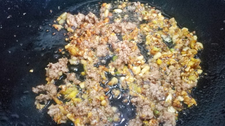 爽口酸辣土豆片,锅中加少许油,爆香姜蒜葱白,加牛肉沫翻炒。