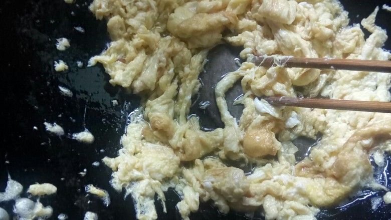 #年菜集# 鸿运韭菜盒子,用筷子一个方向搅动,炒鸡蛋。