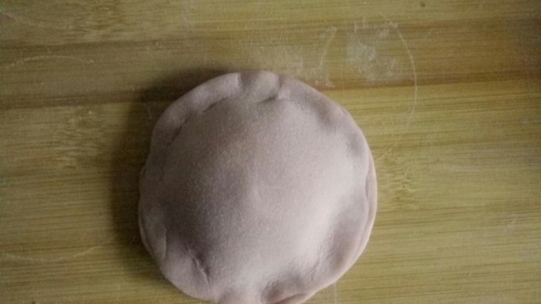 #年菜集# 鸿运韭菜盒子,盖上一个圆面片,压紧。