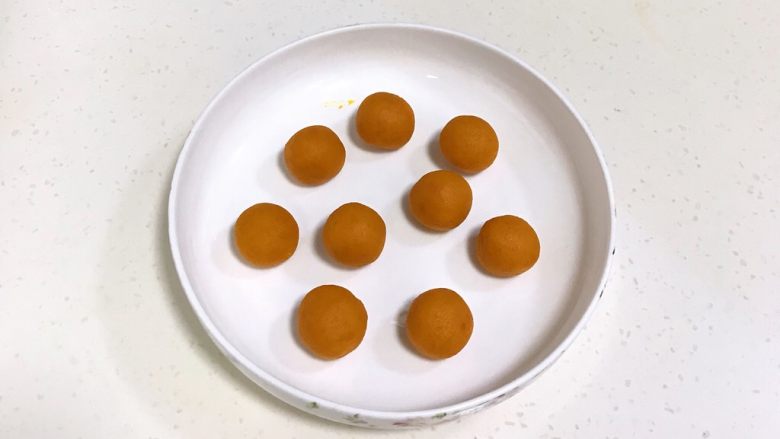 比卡丘烧果子,把南瓜馅均分成9份,搓圆。