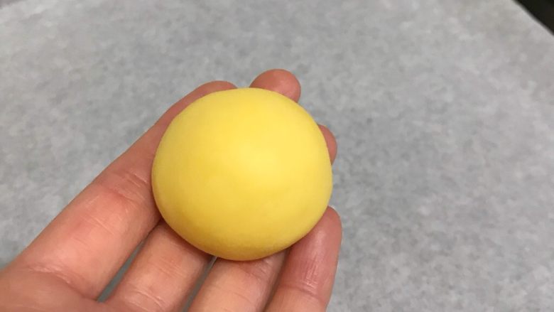 比卡丘烧果子,收好口,用双手搓圆。