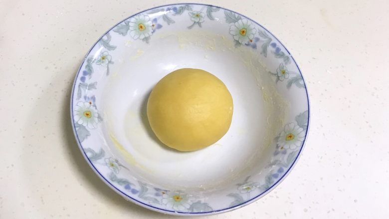 比卡丘烧果子,用手揉成光滑的面团,盖上保鲜膜入冰箱冷藏30分钟。