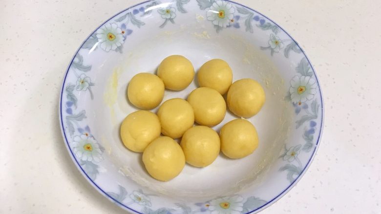 比卡丘烧果子,面团冷藏好后取出,均分成10等份,每份约20克,预留一个做卡通物的小部位。