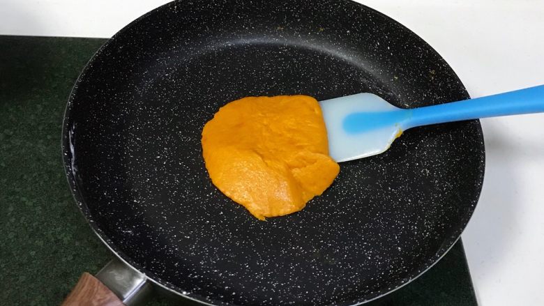 比卡丘烧果子,翻炒至南瓜泥成团,不粘锅底不粘刮板即可,南瓜馅就制作好了。