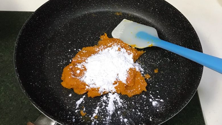 比卡丘烧果子,加入玉米淀粉翻炒,帮助南瓜馅最后成型。