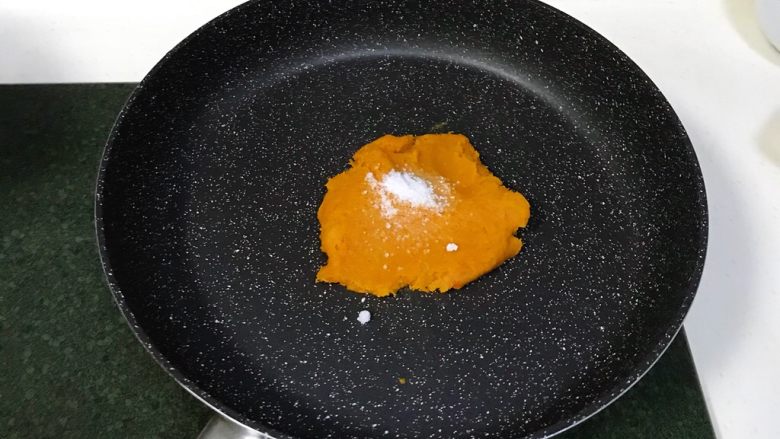 比卡丘烧果子,把南瓜泥放入不粘锅内进行翻炒,分三四次加入细砂糖和色拉油进行翻炒,南瓜泥会越来越稠。