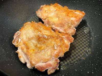 照烧鸡腿排,鸡皮那面煎金黄酥脆后翻面煎熟