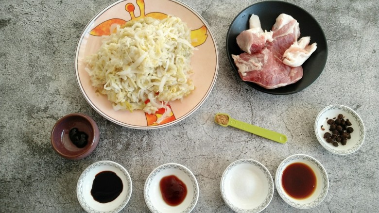 酸菜猪肉饺子,准备所需食材。