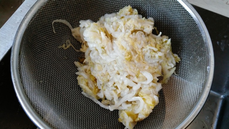 酸菜猪肉饺子,<a style='color:red;display:inline-block;' href='/shicai/ 3361'>酸菜</a>用清水冲洗2遍,用手稍微攥一下 挤出多余水份。