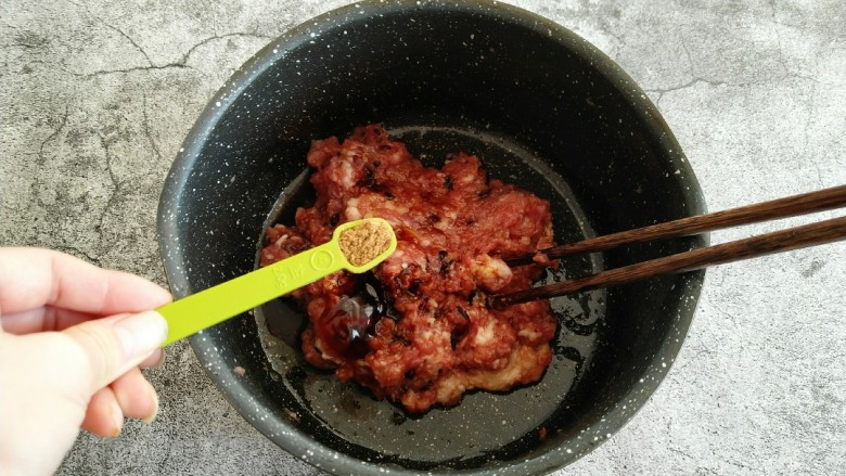 酸菜猪肉饺子,<a style='color:red;display:inline-block;' href='/shicai/ 829'>十三香</a>。