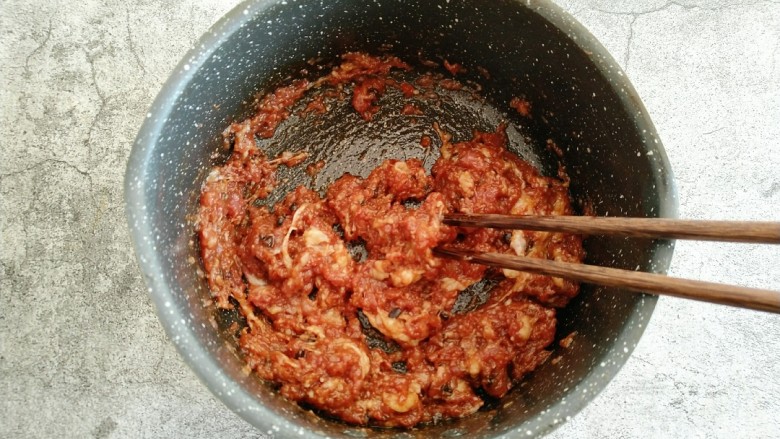 酸菜猪肉饺子,继续顺时针搅拌均匀