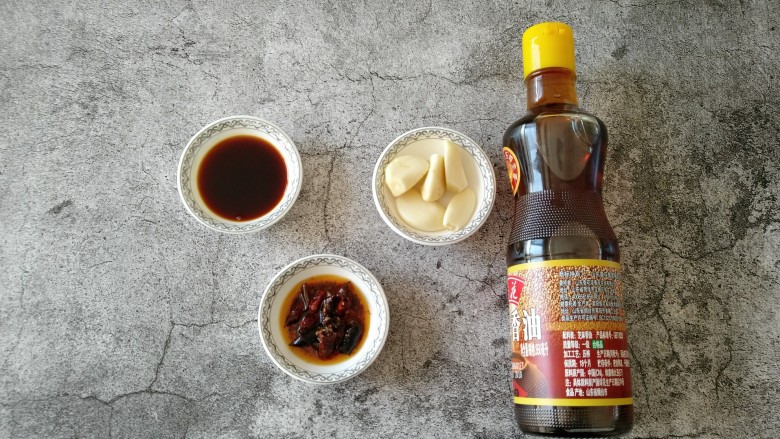 酸菜猪肉饺子,蒜泥辣椒油制作方法:
准备所需食材:酱油、蒜瓣、辣椒油、香油(喜欢吃醋的小伙伴 也可以加一点点醋)。