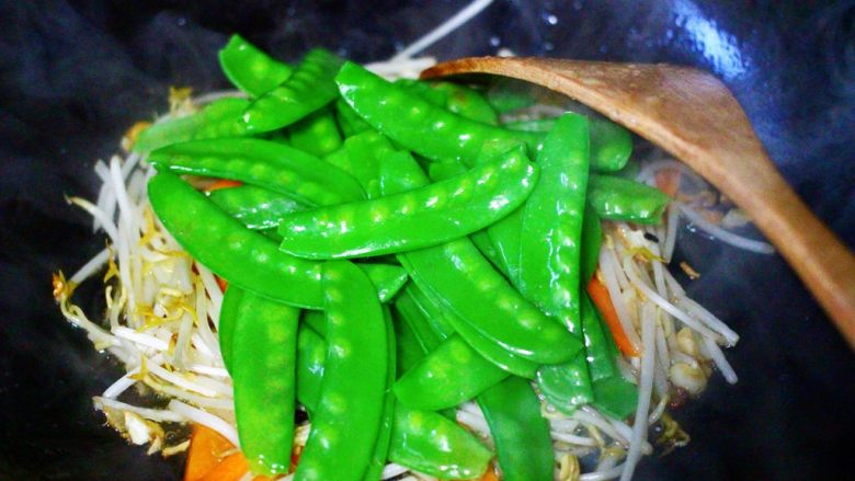 荷兰豆海鲜豆芽小炒,再加入焯过水的荷兰豆。