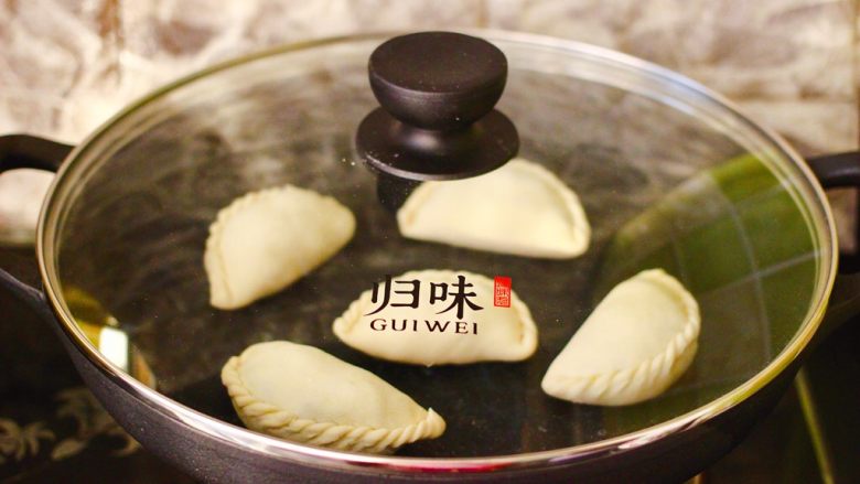 鲜掉眉毛的韭菜海鲜豆芽盒子,盖上锅盖,小火慢慢煎至两面金黄色。