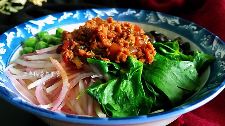 家常炸酱面,上面依次码刚做好的菜,浇上肉酱。