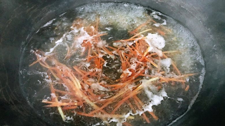 家常炸酱面,黑豆和青豌豆捞出后,分别焯水白萝卜和红萝卜1分钟捞出,放两个餐具中,不要混合在一起就行。如果生的喜欢吃不焯水也可以。曾经我拿一根胡萝卜啃,同事当我是怪物。