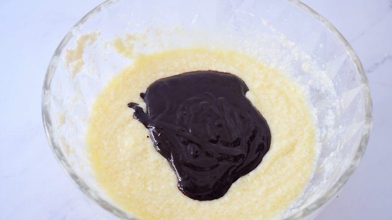豆腐布朗尼,把巧克力混合物加入豆腐中,搅拌均匀