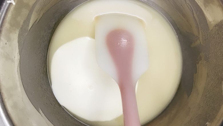 咸蛋黄芝士夹心蛋糕,面糊温度降下来一点,倒入酸奶或淡奶油拌匀,如果用淡奶油就可以加一点柠檬汁,增加风味