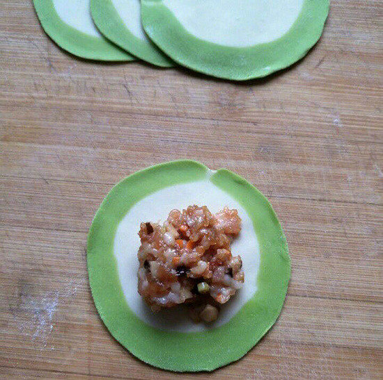 翡翠白菜饺子,在饺子皮上放上肉馅;