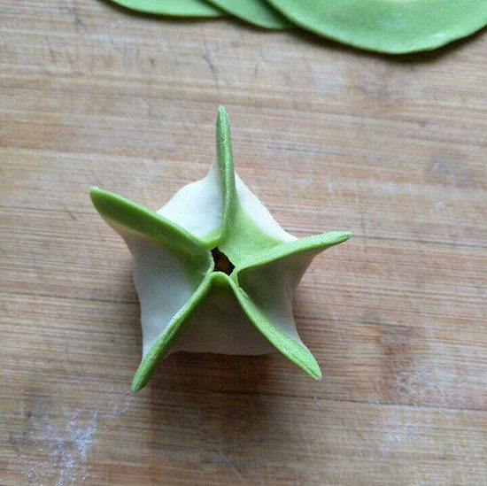 翡翠白菜饺子,先捏出五个角;