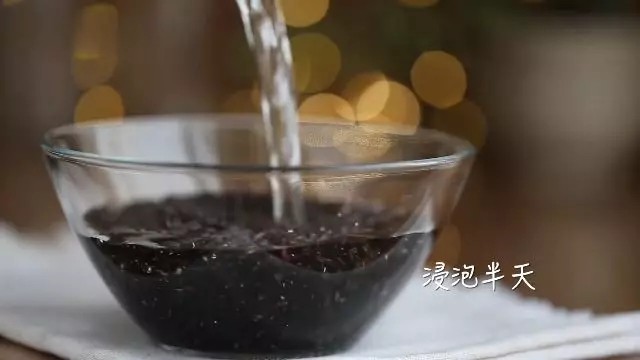 黑米珍珠鲜奶,准备100g<a style='color:red;display:inline-block;' href='/shicai/ 496'>黑米</a>,倒水浸泡半天
