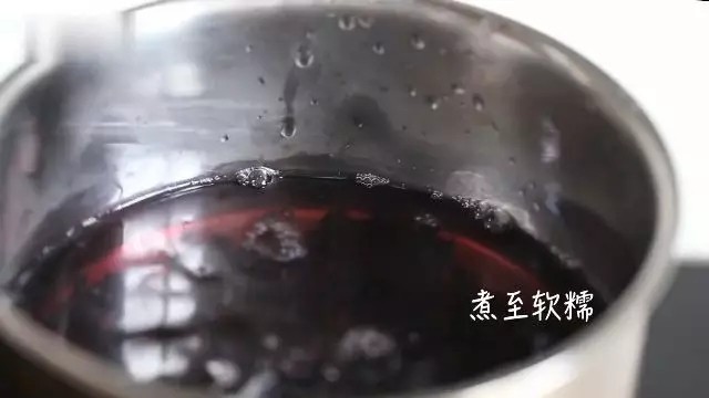黑米珍珠鲜奶,泡好的黑米倒入锅中,加水煮至软糯