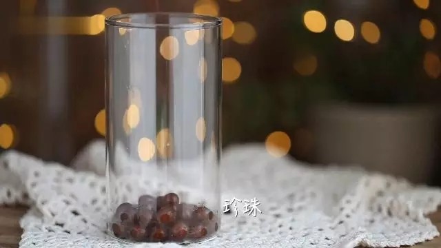 黑米珍珠鲜奶,准备一个空杯,将煮好的珍珠放入杯中