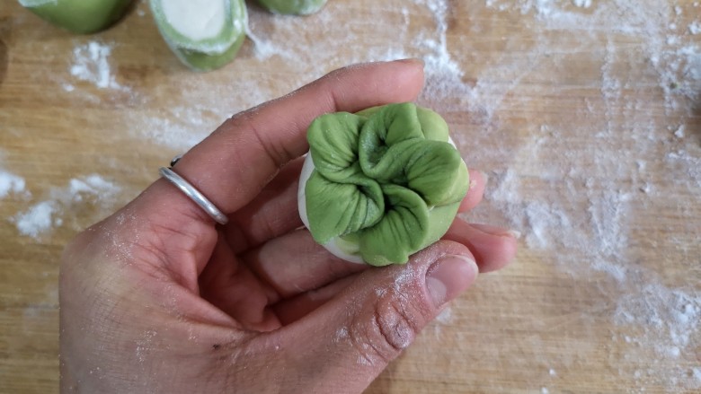 八宝百财蒸饺,收口后的饺子下面是白色的,上面是绿色,就像一颗白菜。