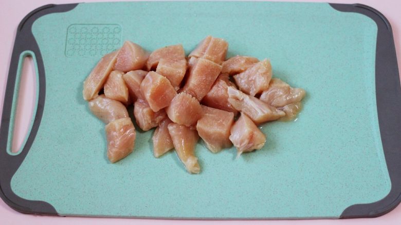少油减脂的劲爆鸡米花,用刀把鸡胸肉再切块状。(鸡块大小可以根据个人喜欢)