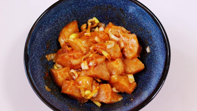 少油减脂的劲爆鸡米花,戴上食品手套,搅拌均匀,盖上保鲜膜腌制30分钟。