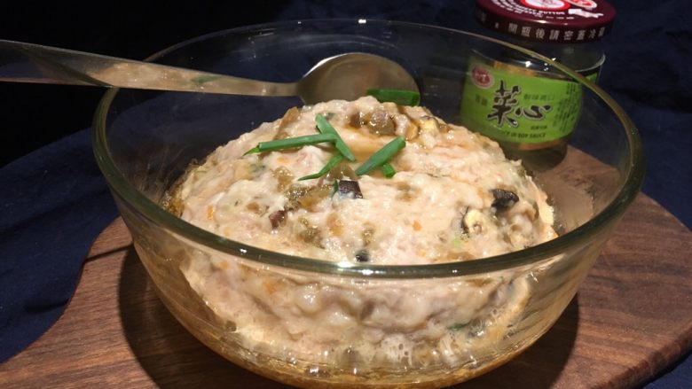 菜心蒸肉,只要小凹陷里的汤汁是清澈的就是熟透了!直接端上桌!拌饭好朋友!