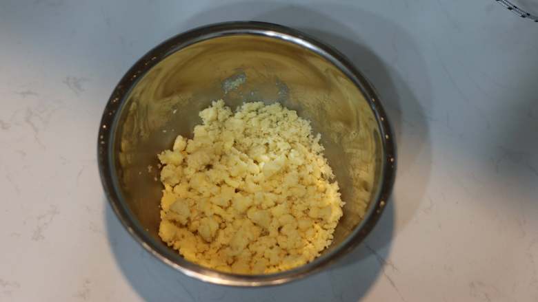 PH大师的金宝酥粒蓝莓麦芬,2. 用手随意抓成团,然后冷藏备用
