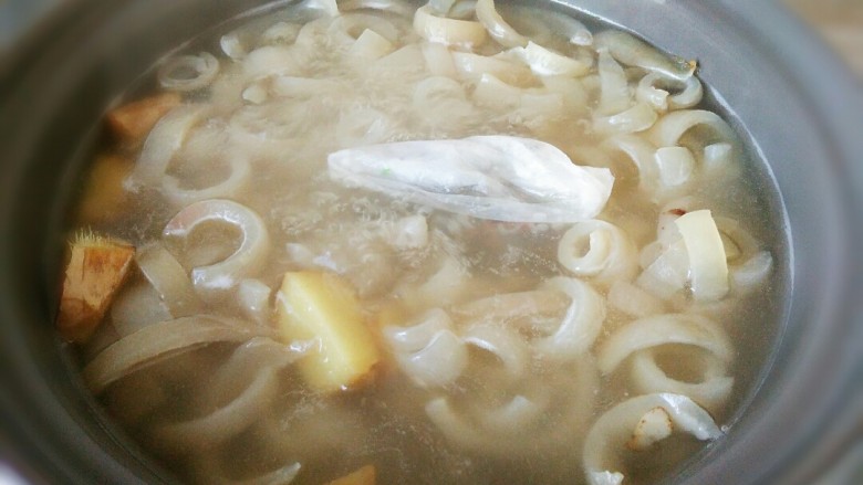 原汁皮冻,大火煮开,转中小火慢炖煮2小时