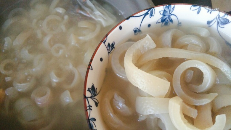 原汁皮冻,煮好后,捞出