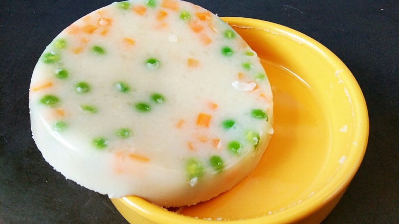 原汁皮冻,自然放凉后,冷藏至定型凝固
