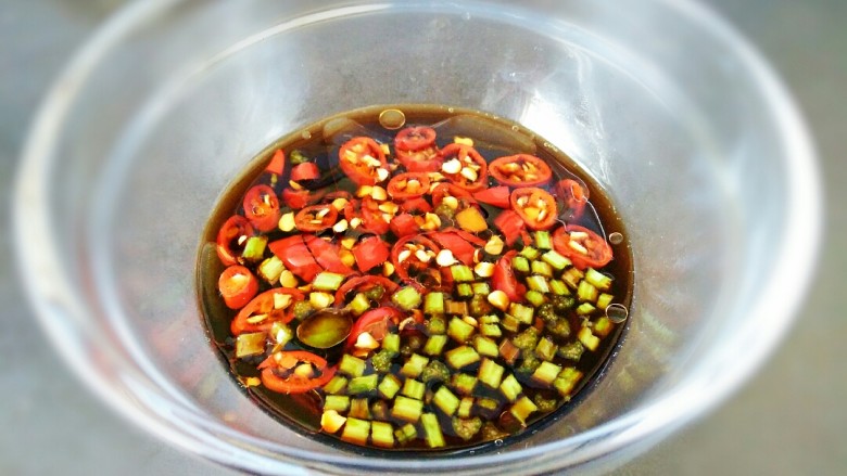 原汁皮冻,调一碗料汁:生抽,陈醋,白糖,辣椒油,芝麻油,小米辣,香菜末