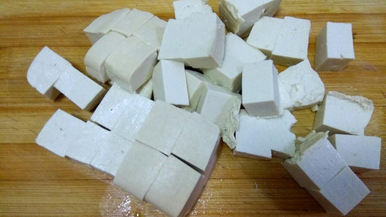 麻酱味白菜豆腐汤,<a style='color:red;display:inline-block;' href='/shicai/ 465'>豆腐</a>切小块