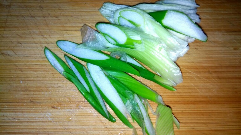 麻酱味白菜豆腐汤,<a style='color:red;display:inline-block;' href='/shicai/ 3250'>葱</a>切片