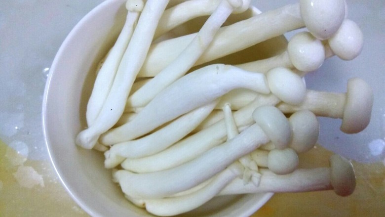 麻酱味白菜豆腐汤,<a style='color:red;display:inline-block;' href='/shicai/ 2823'>海鲜菇</a>洗净