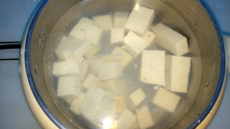 麻酱味白菜豆腐汤,煮锅中放入适量清水,加入豆腐