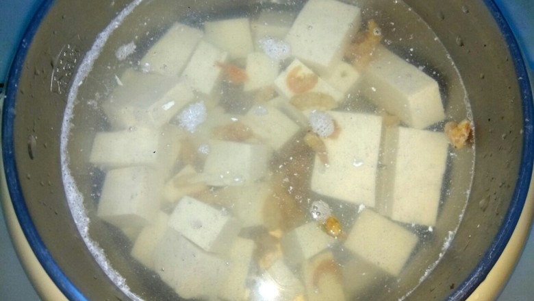 麻酱味白菜豆腐汤,加入<a style='color:red;display:inline-block;' href='/shicai/ 1694'>海米</a>