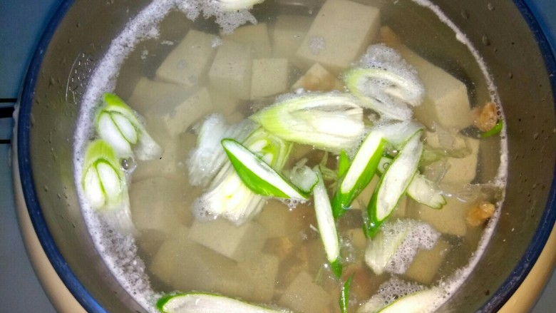 麻酱味白菜豆腐汤,加入葱