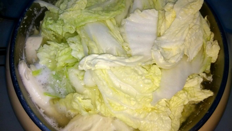 麻酱味白菜豆腐汤,放入白菜叶烧开