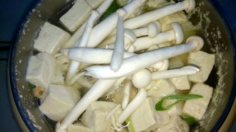 麻酱味白菜豆腐汤,加入海鲜菇,大火烧开