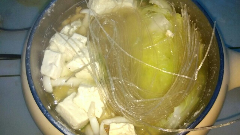 麻酱味白菜豆腐汤,加入<a style='color:red;display:inline-block;' href='/shicai/ 523'>粉丝</a>烧开