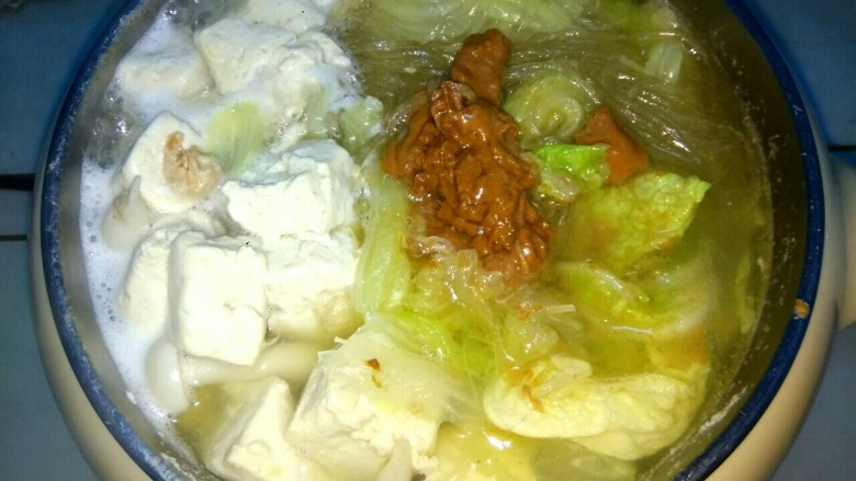 麻酱味白菜豆腐汤,加入<a style='color:red;display:inline-block;' href='/shicai/ 122690'>麻酱</a>烧开搅拌均匀