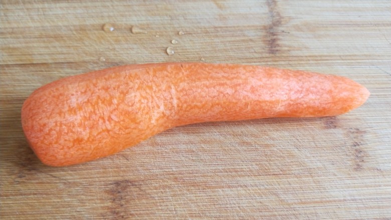 新文美食 肉末炒青豆,<a style='color:red;display:inline-block;' href='/shicai/ 25'>胡萝卜</a>去皮洗干净。