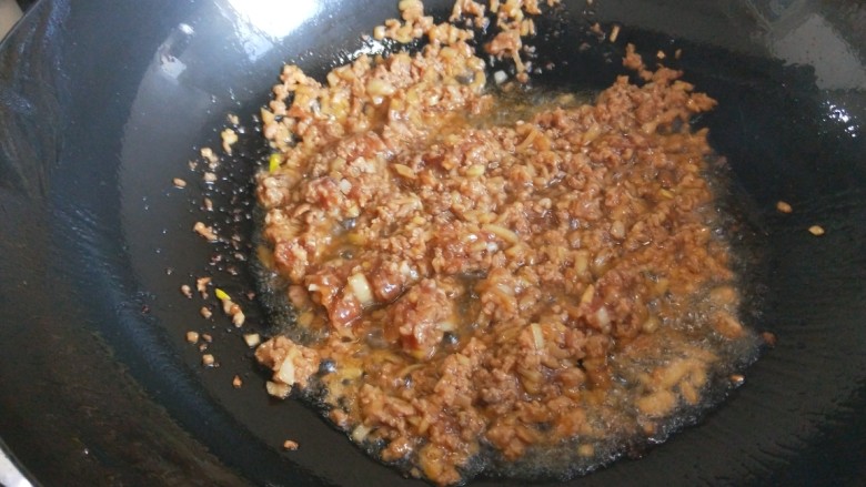 新文美食 肉末炒青豆,倒入肉馅翻炒均匀。