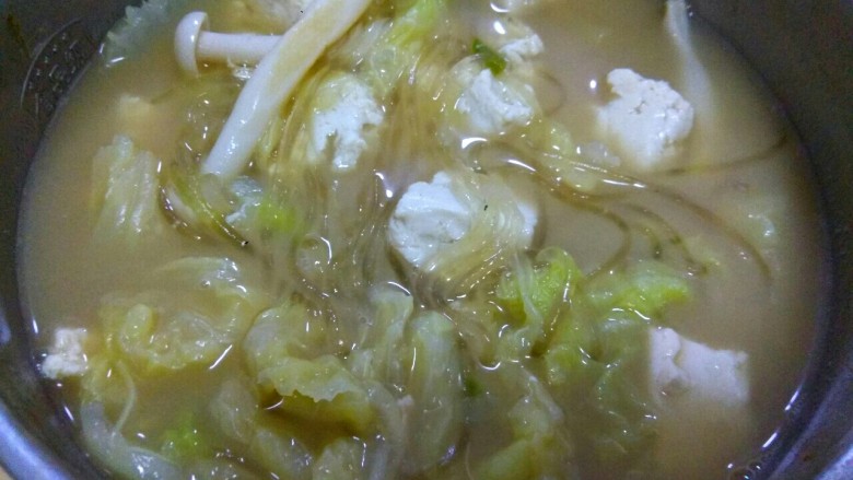 麻酱味白菜豆腐汤,搅拌均匀汤特别好喝,好吃不胖