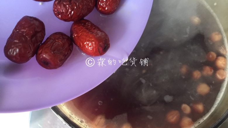 杂粮八宝粥,大火煮开后,放入红枣,小火慢煮